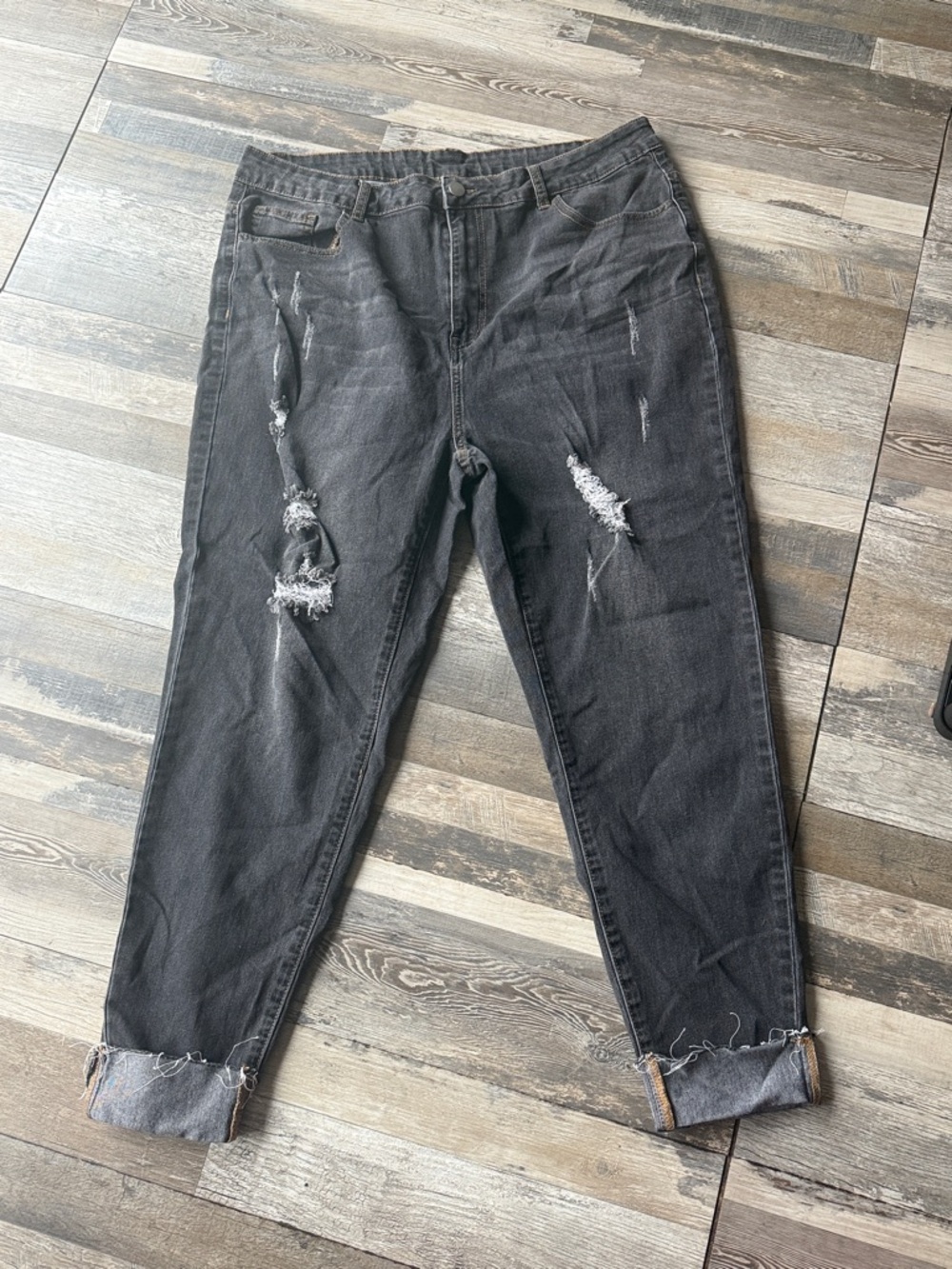 SHEIN Black Distressed Ankle Cropped Jeans